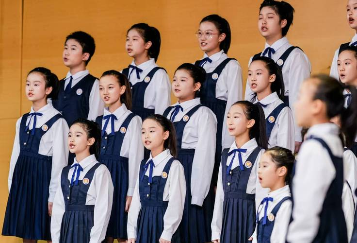 中小学合唱团校园演出大合影