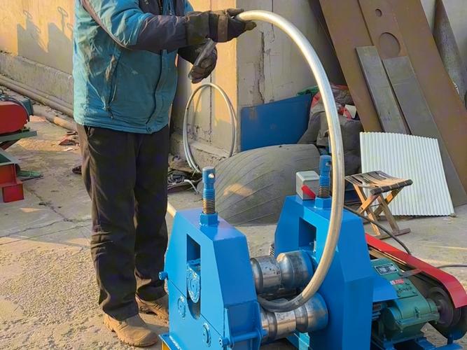 管材加工车间杂乱工人在调试弯管机
