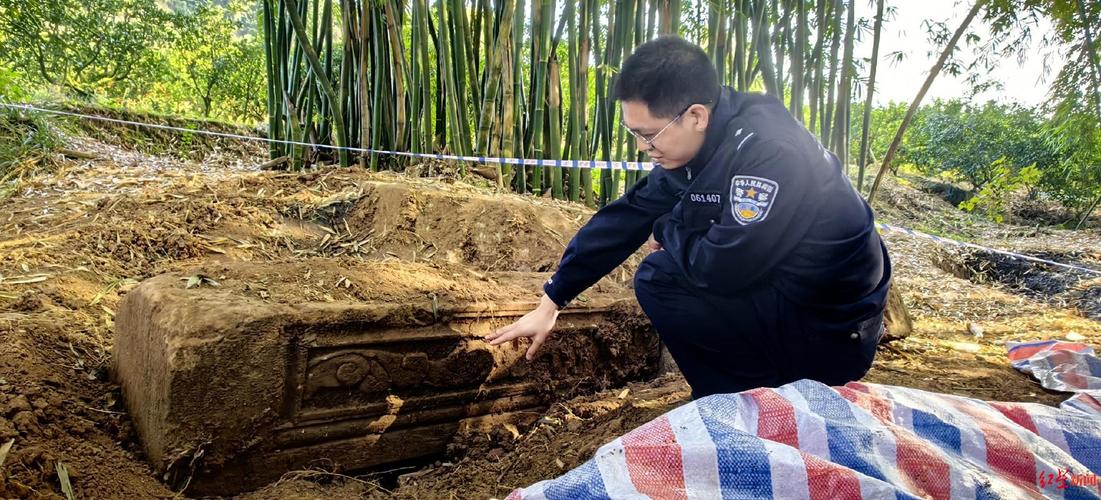 警方查处盗掘古文化遗址古墓葬罪现场取证照片
