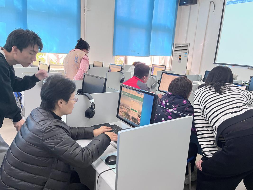 一线教师参加考试系统培训现场