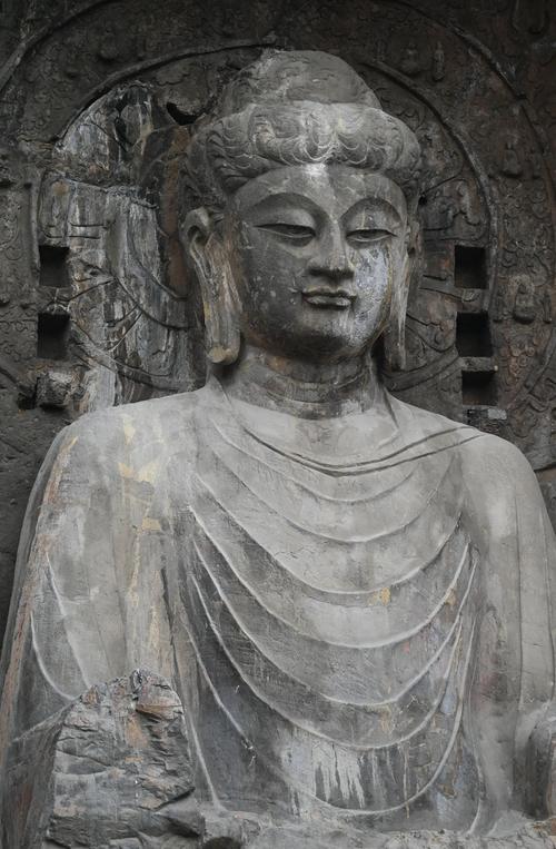 龙门石窟奉先寺岩壁彩绘层风化特写