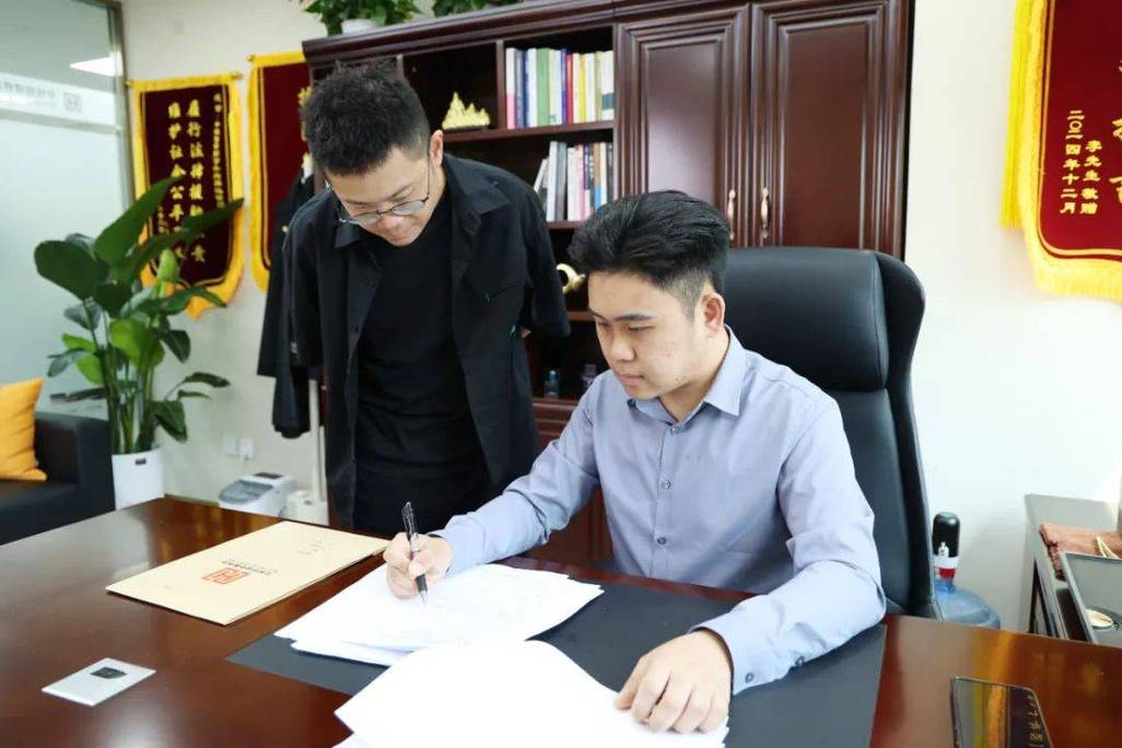 上海离婚律所咨询室 当事人和律师交谈