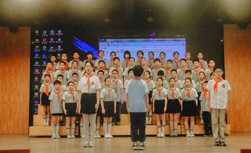 小学队会课教室孩子们合唱的背影