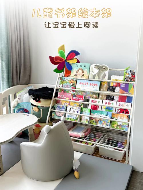 普通工薪家庭儿童床边摆放的睡前绘本和毛绒玩具实拍图