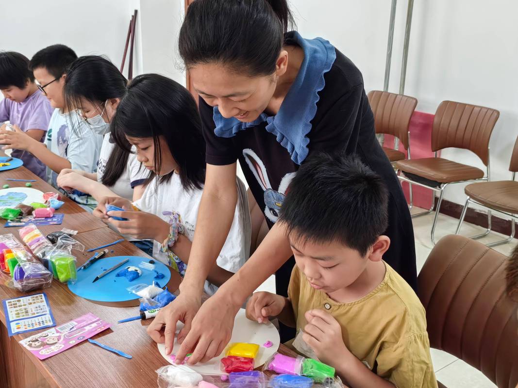 融合教育课堂普通孩子和特殊孩子共同做手工场景