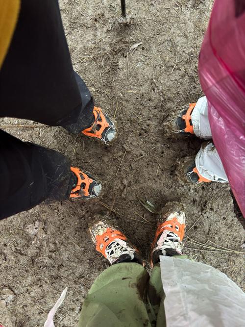 徒步鞋踩在松软的山间土路上