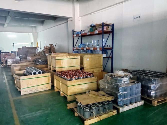 制造车间线边堆积的半成品场景