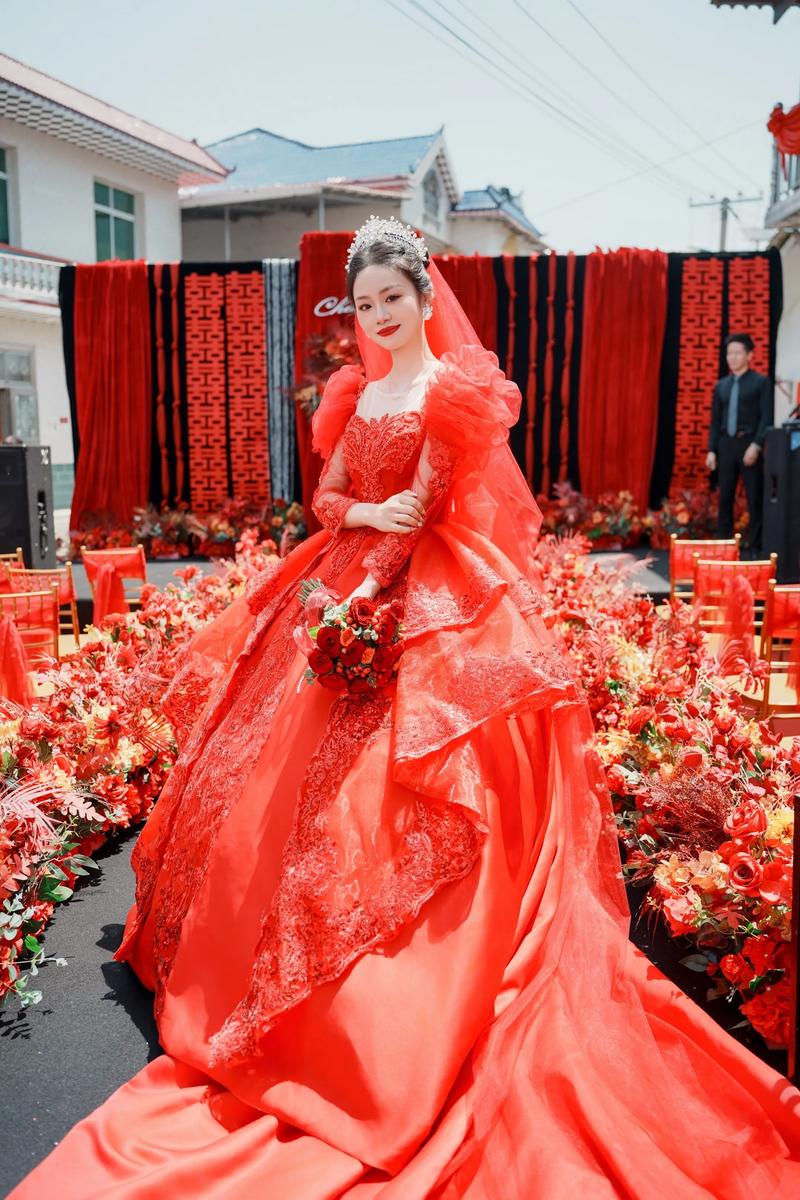 不同色调红色婚纱对比试穿图