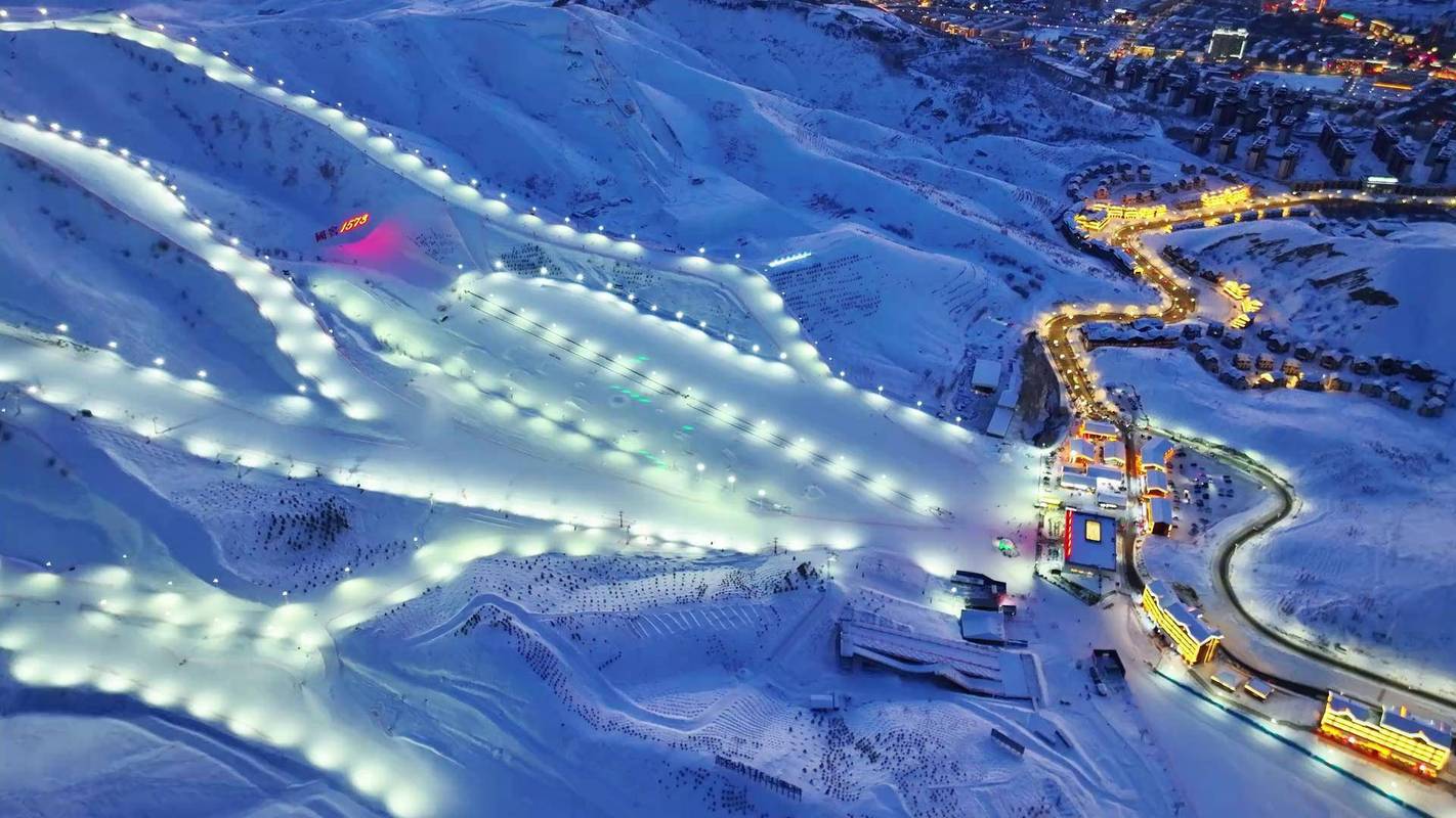 新疆阿勒泰将军山滑雪场夜场灯光雪道