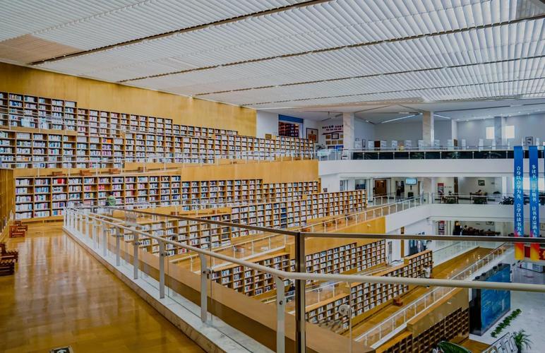 图书馆里随意翻阅建筑摄影集