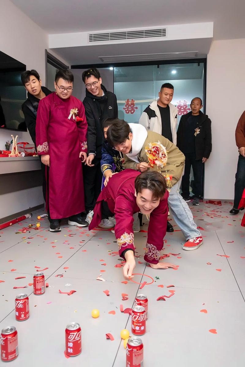 婚礼当天接亲游戏温馨场面