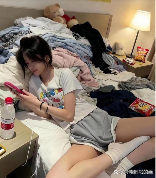 女生躲在被窝翻对象手机场景图