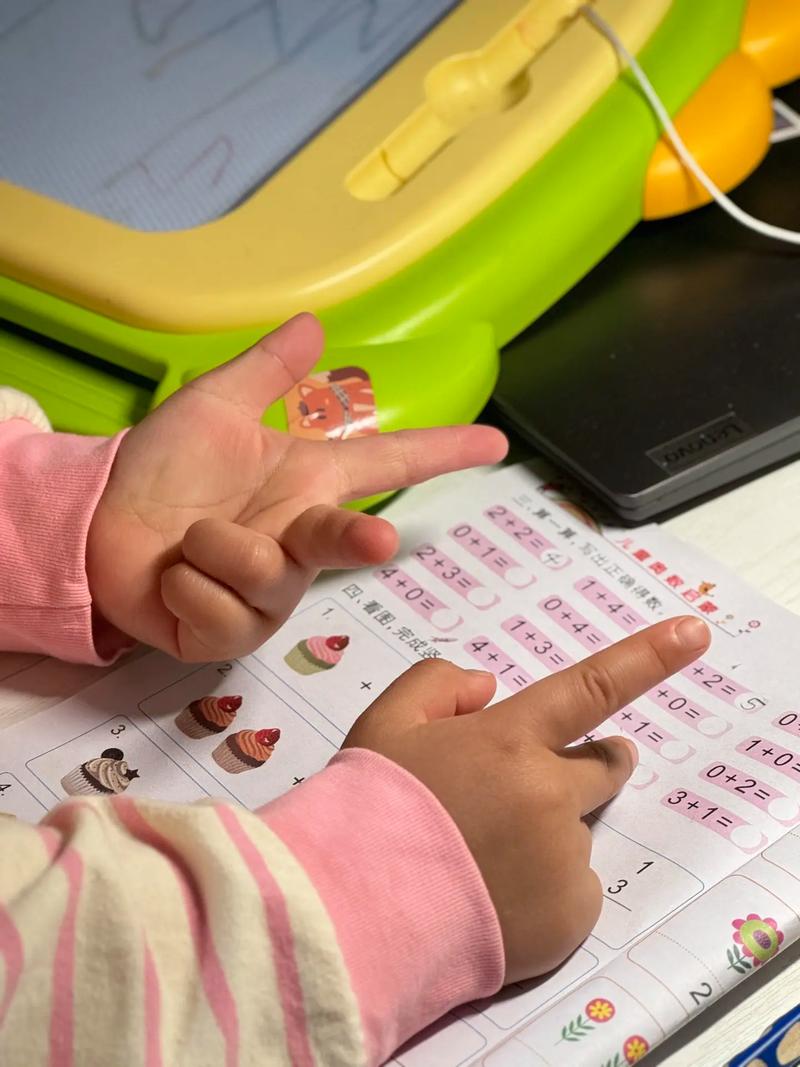 幼儿用手指数楼梯的数字敏感期场景