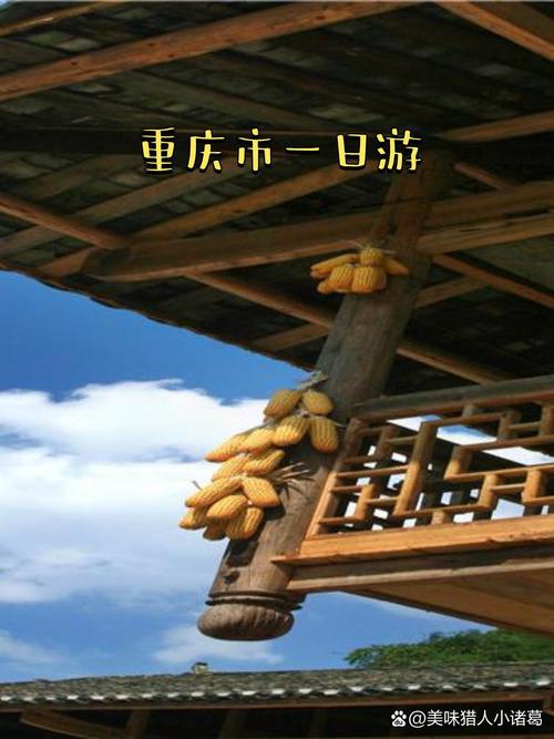 土家族吊脚楼廊下挂着玉米的木栏杆