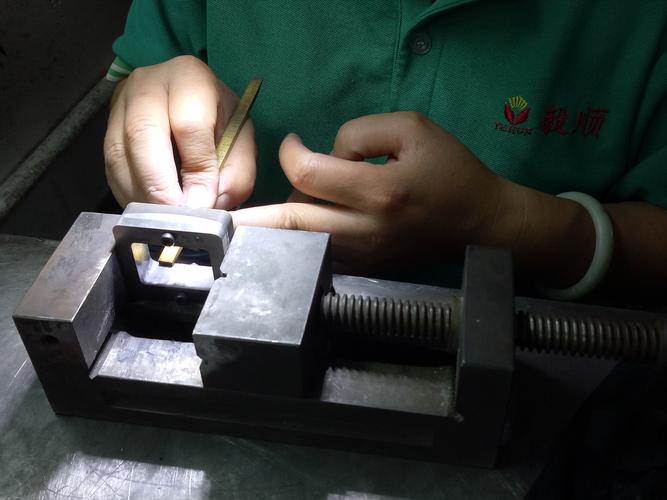 老钳工师傅用油石手工抛光模具型腔