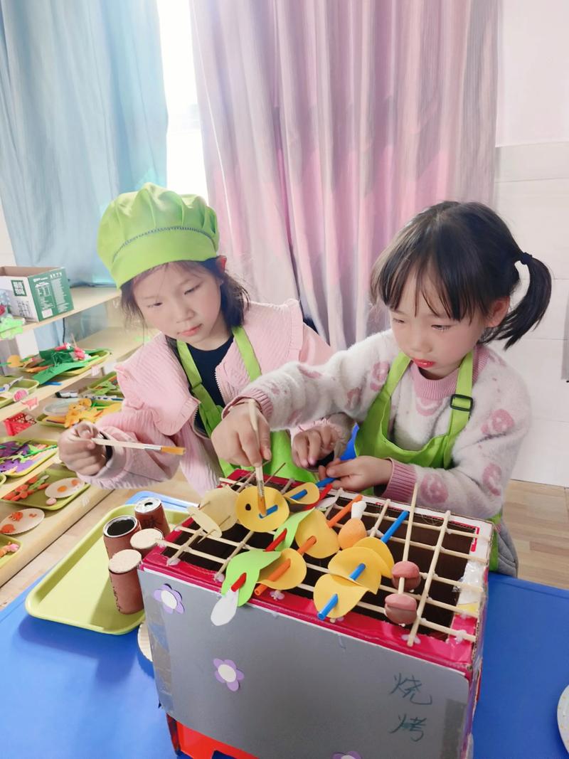 幼儿园室内游戏区角孩子们互动