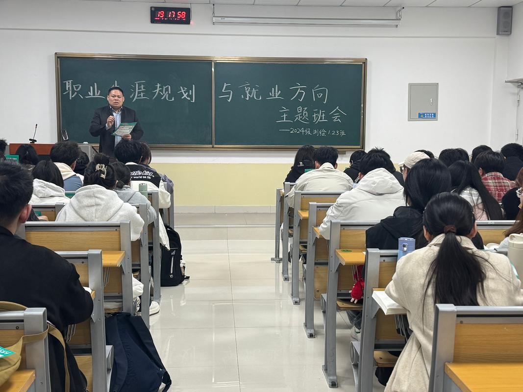职业规划咨询师与学生讨论升学方案