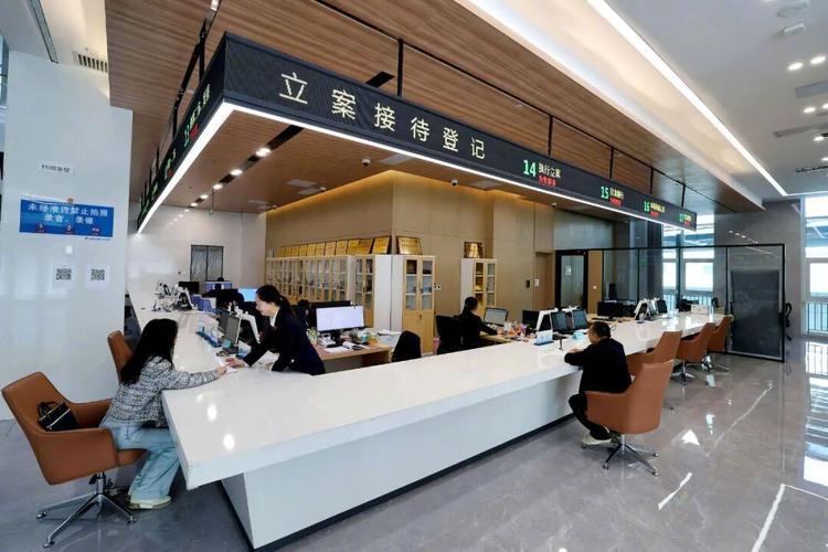 法院立案窗口提交材料实景照片