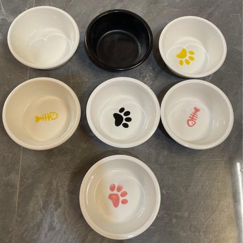 猫咪吃饭用的宽口陶瓷食碗实拍