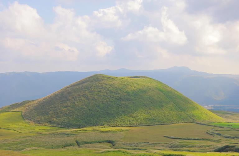 喷发后长满绿草的火山锥景观