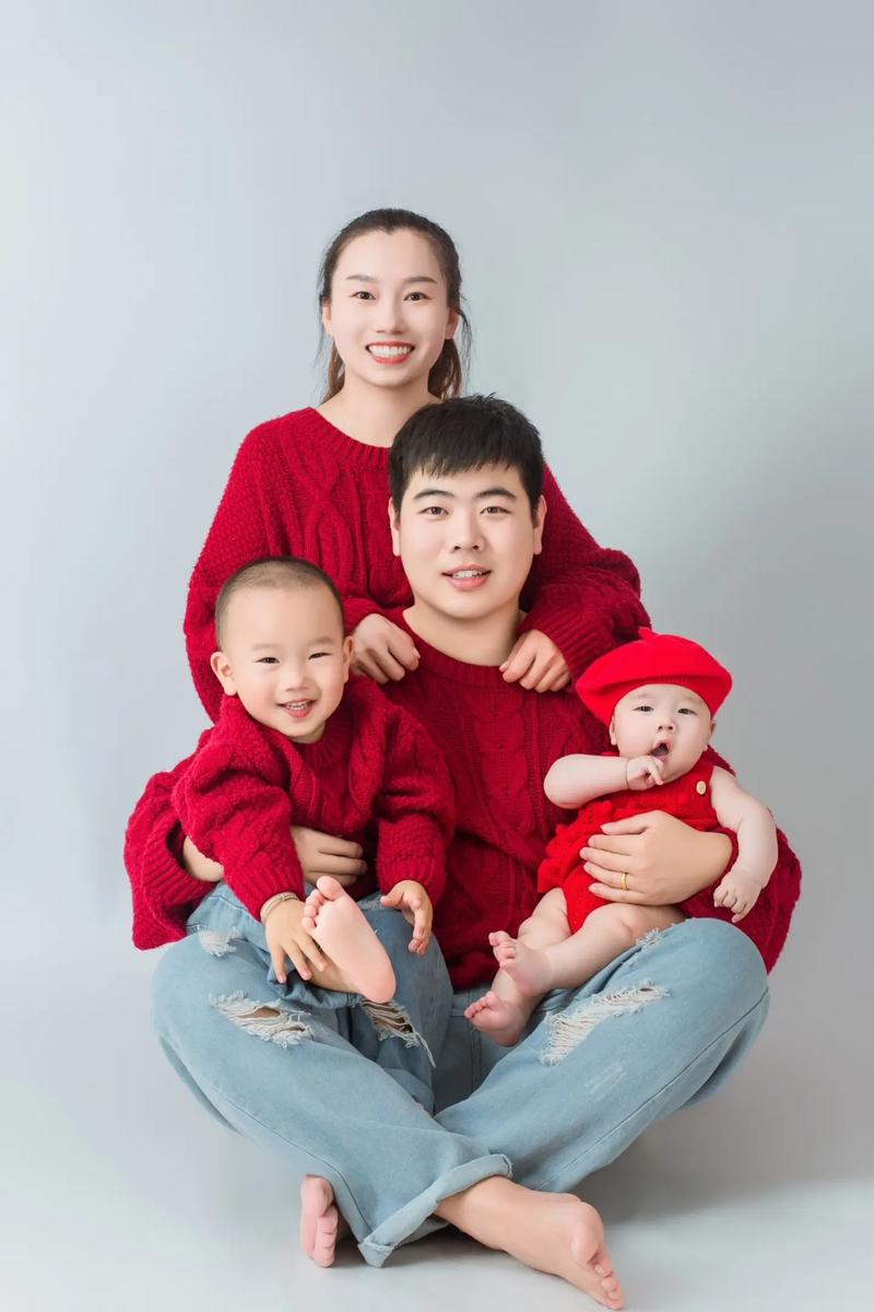 多孩家庭父母分别抱两个孩子亲子合影