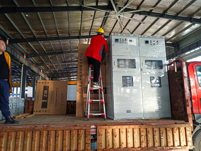 工业厂房屋顶光伏并网柜运维现场