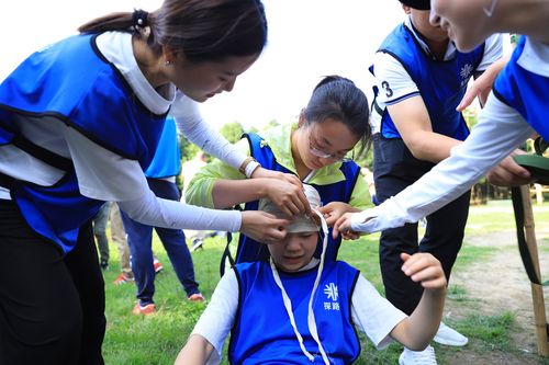 企业拓展训练时员工躲在队伍后排玩手机的实拍图