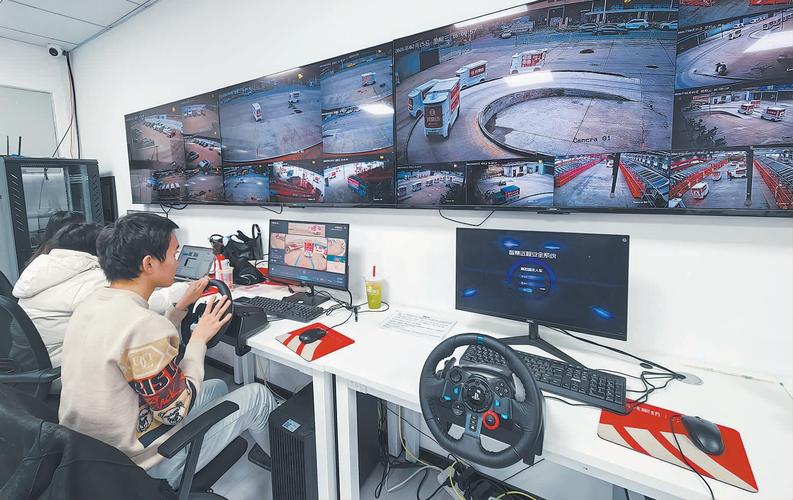 自动驾驶远程安全员监控多块屏幕操作场景