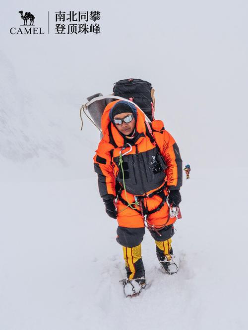 登山者在暴风雪中穿着冲锋衣艰难攀登