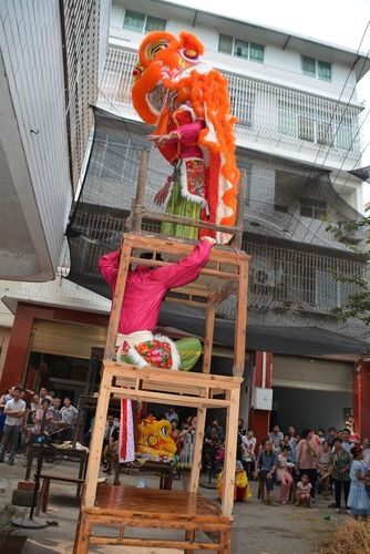 湖北南漳东巩春节打狮子叠桌表演