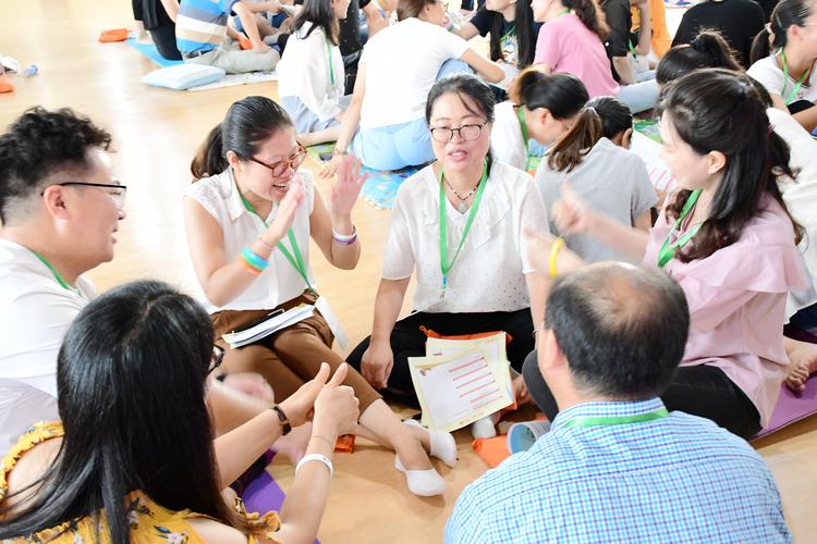 制造业工会二胎调和师和员工亲子沟通现场