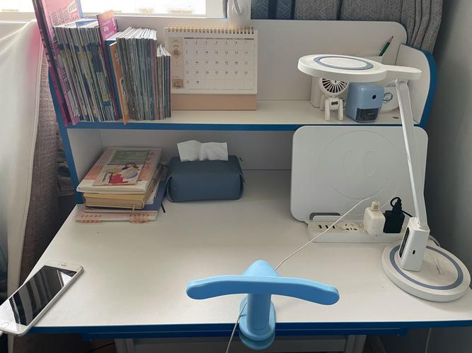 孩子写作业时书桌周边玩具干扰场景图