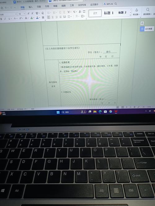 学生半杯咖啡旁散落着批改过的论文 夜间套磁写作场景