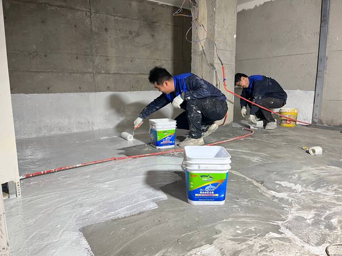 装修工人用发泡胶密封地下室地面裂缝防氡处理现场