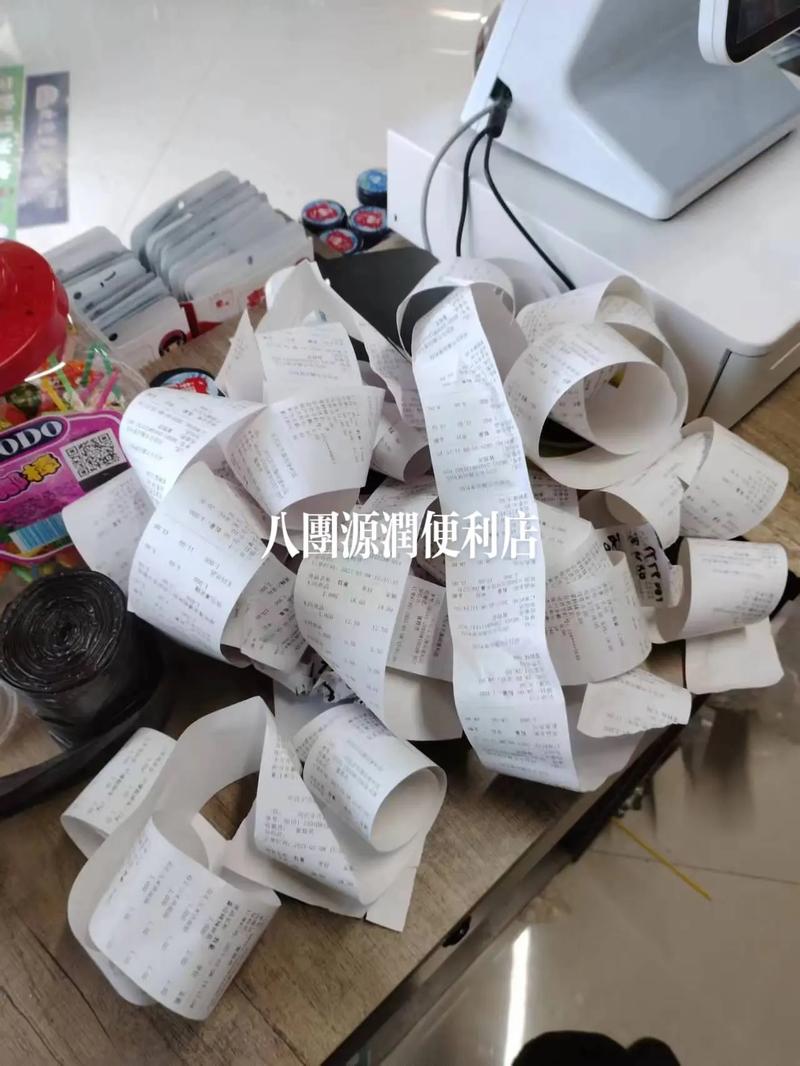 压在水果糖罐下皱巴巴的购物收据