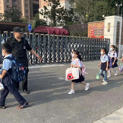 小学门口保安室前家长接孩子的日常场景
