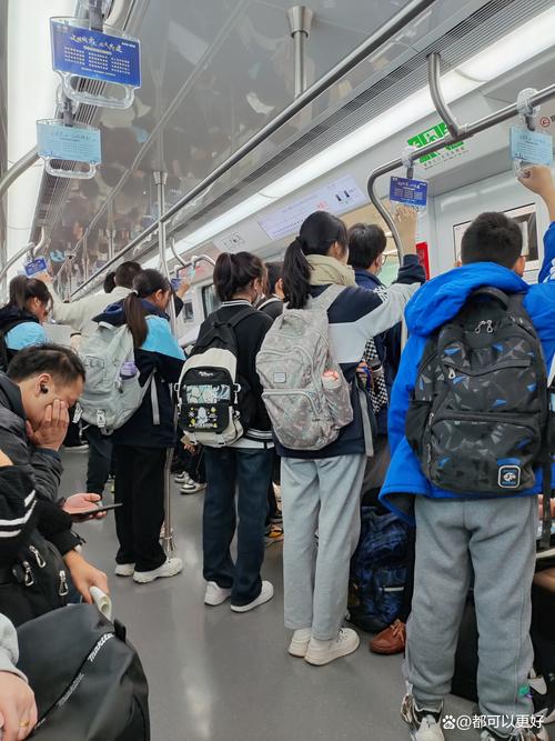 小学四年级学生早高峰挤地铁背着厚重书包疲惫的背影