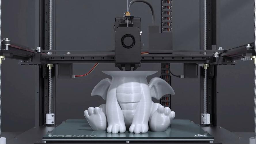 桌面级3D打印机正在打印PLA模型特写