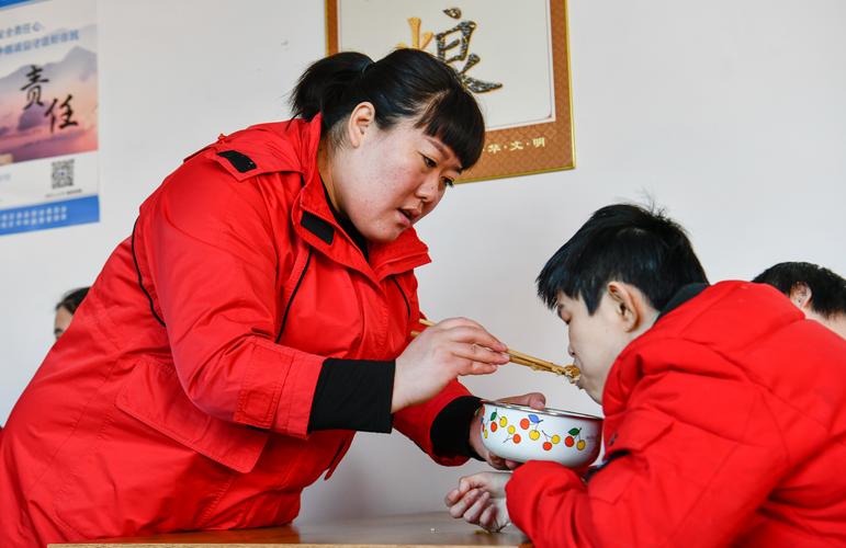 年轻妈妈职工食堂端碗追生气孩子喂饭现场