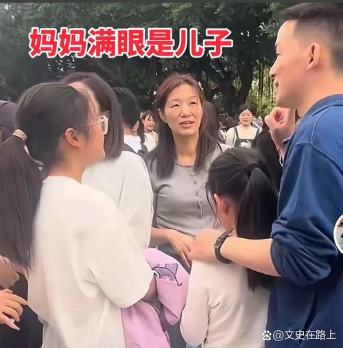 上周接娃,我听见两个妈妈在校门口聊天