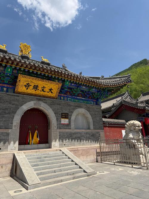 山西五台山黛螺顶青石台阶上的登山游客
