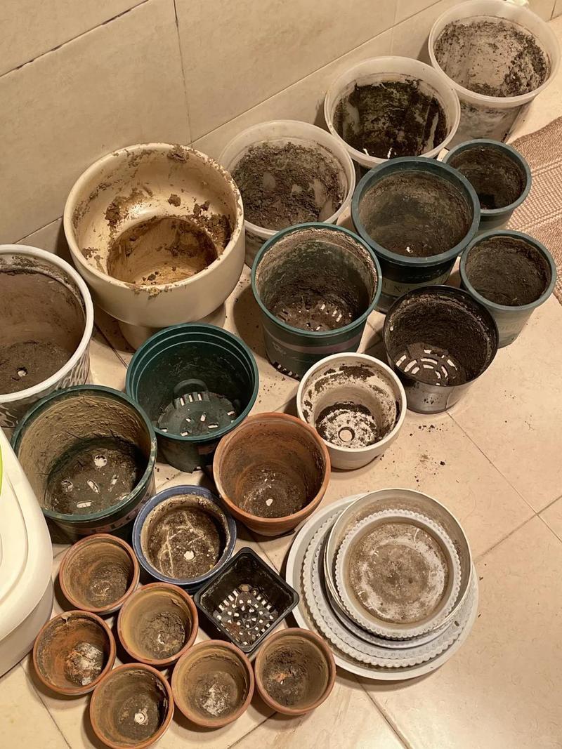 阳台角落闲置花盆堆满灰尘