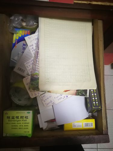 居家抽屉翻找旧纸质保单场景