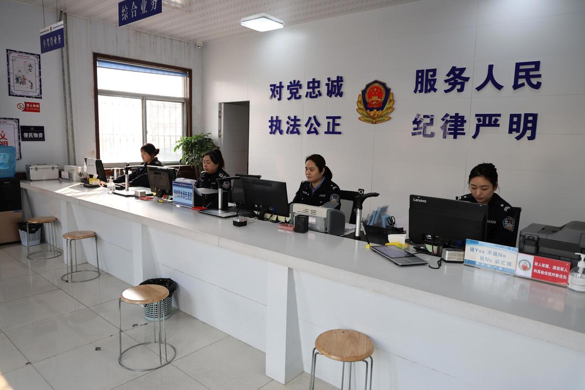 国内派出所户口办理窗口实拍