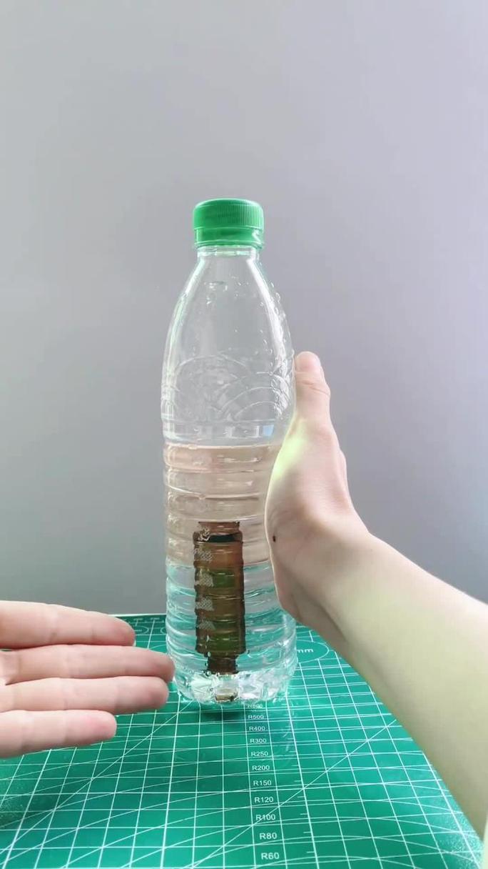 家庭水盆按压矿泉水瓶浮力实验