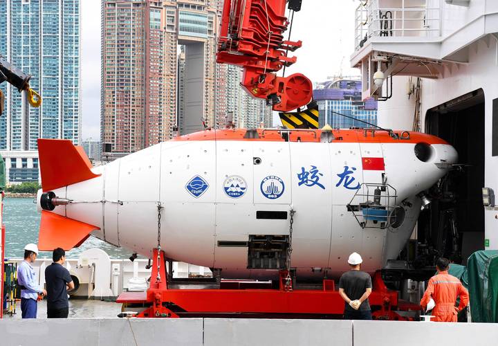 中国载人潜水器深海科考作业现场