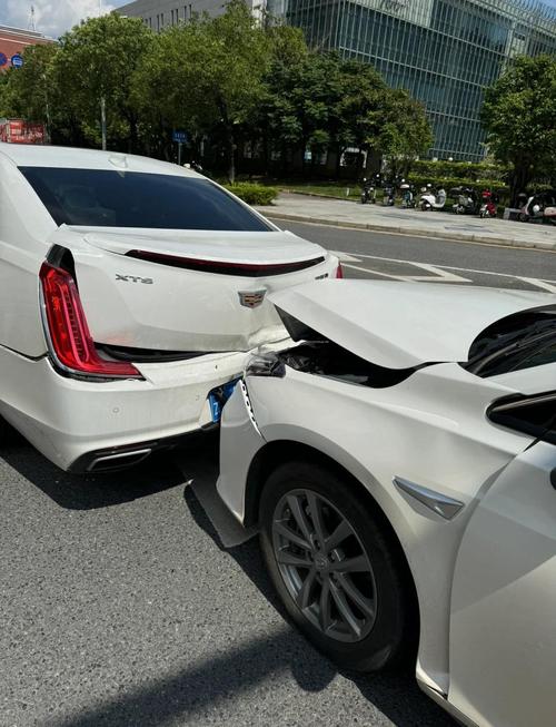 城市道路路口追尾事故现场照片