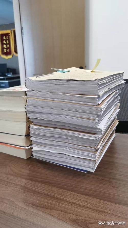法律援助律师在办公室埋头翻阅案卷