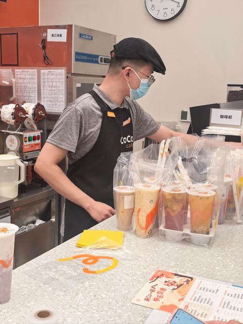 大学生在奶茶店兼职疲惫