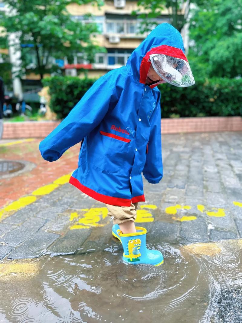 儿童户外活动雨衣踩水坑